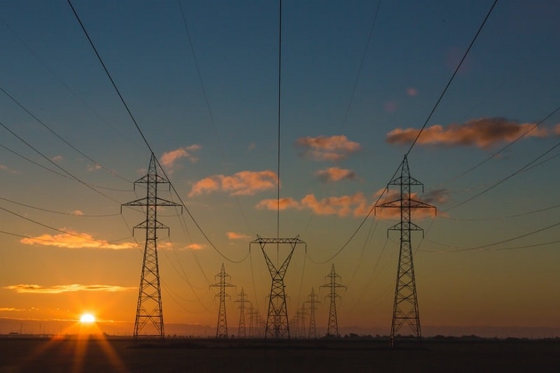 Trhy s elektrinou v Európe sa uvoľňujú, ale ceny sú stále vysoké
