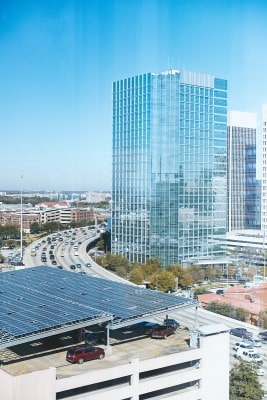 V porovnaní s konvenčnými solárnymi panelmi majú bifaciálne solárne moduly rôzne výhody