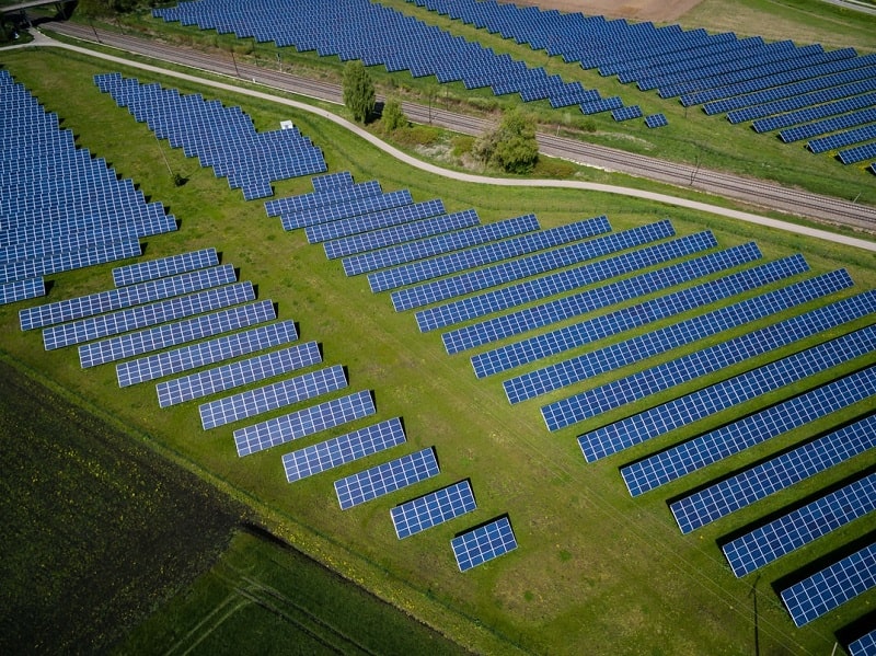S energetickými sieťami bola spojená väčšia kapacita solárnej energie ako kedykoľvek predtým