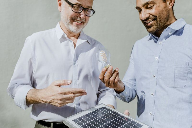 Chemici by mohli pomôcť vyrovnať frekvenciu slnečnej a veternej energie tým, že vytvoria palivá a batérie na pomoc pri budovaní energie