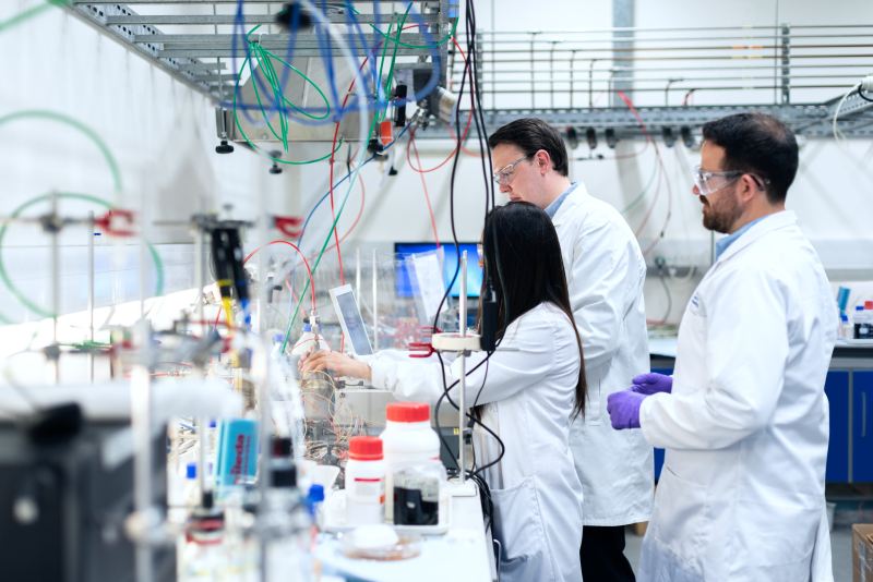Chemici by mohli pomôcť vyrovnať frekvenciu slnečnej a veternej energie tým, že vytvoria palivá a batérie na pomoc pri budovaní energie
